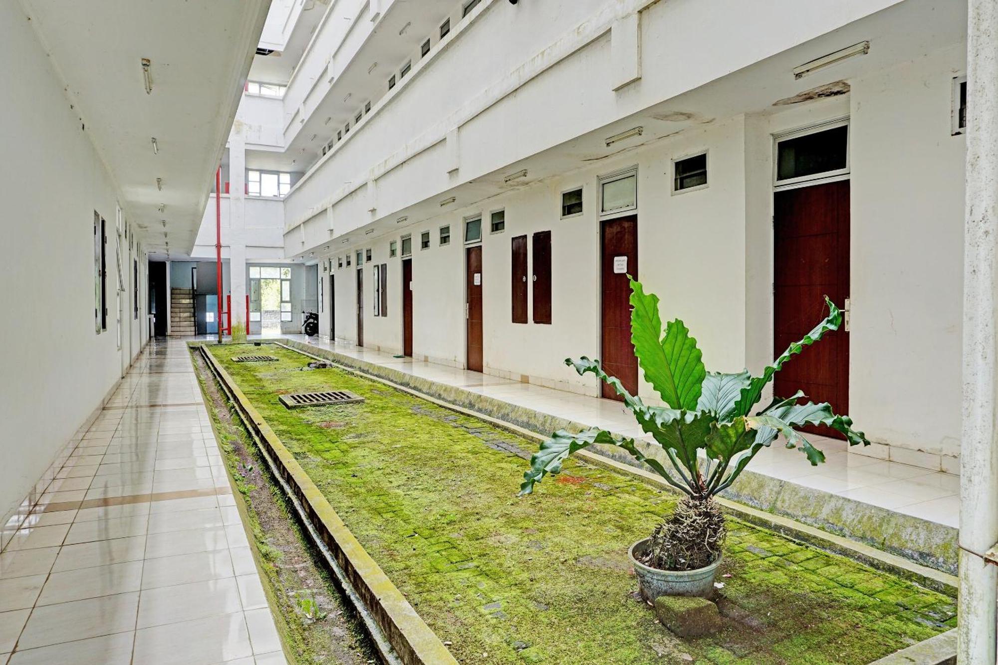 Spot On 92374 Penginapan Rusunawa Malang Bagian luar foto